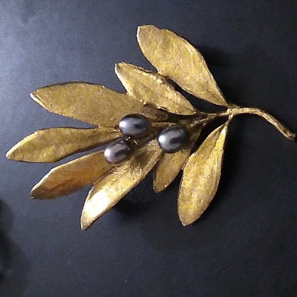 COPY - Metropolitan Museum of Art Gold Plated Olive Leaf Brooch. - Picture 1 of 3